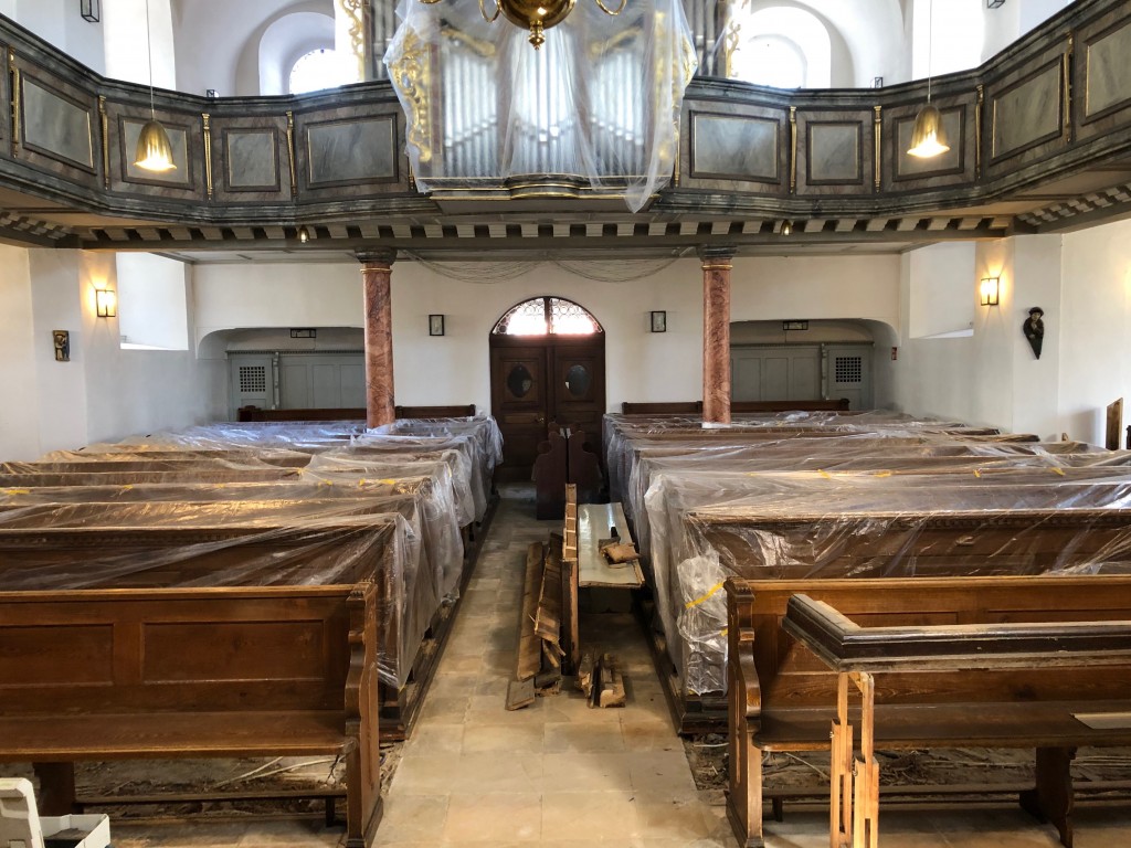 Orgel und Bänke sind sorgsam eingehüllt