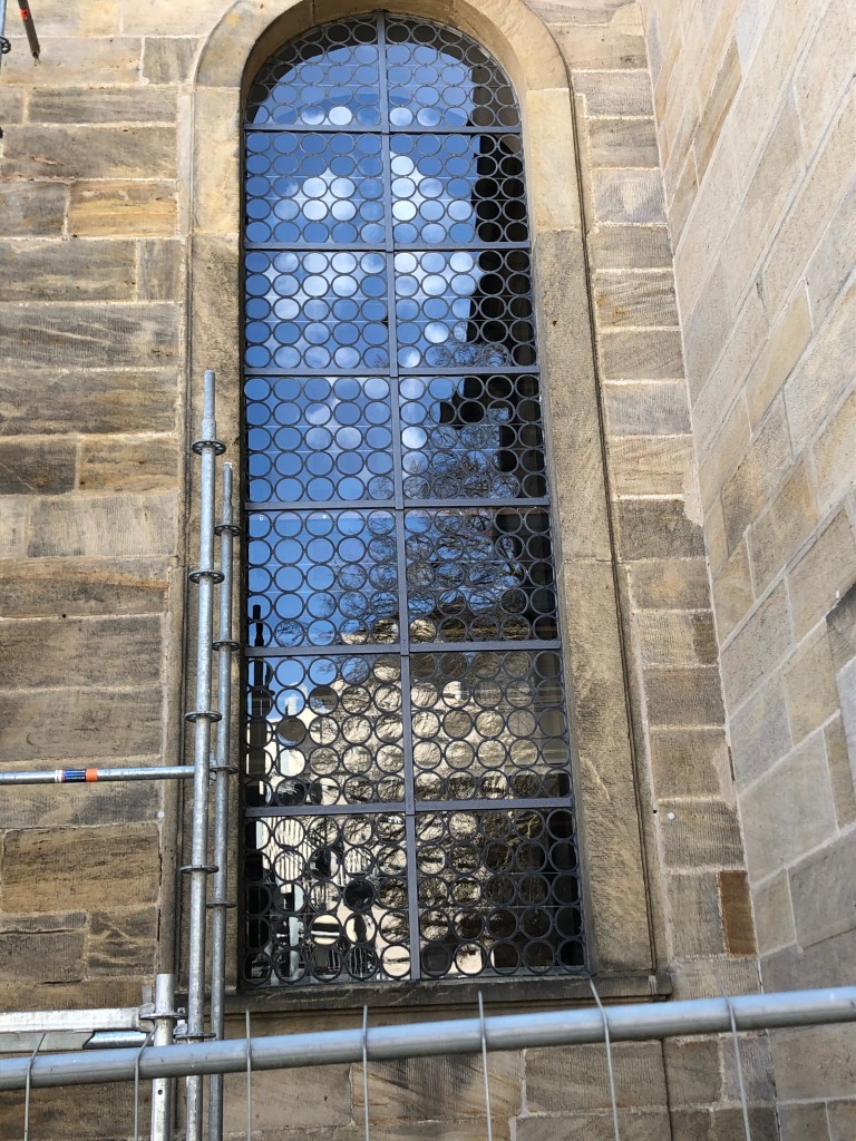 Blau spiegelt sich der Frühjahrshimmel sogar in den nördlichen Fenstern - Kirche Michelau