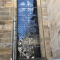 Blau spiegelt sich der Frühjahrshimmel sogar in den nördlichen Fenstern - Kirche Michelau