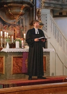 Pfarrer Gundolf Beck in der Kirche Michelau