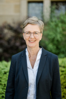 Dekanin Stefanie Ott-Frühwald