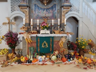 Festlich geschmückter Altar zum Erntedankgottesdienst