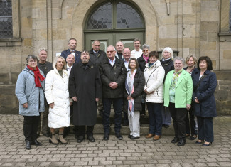 Goldkonfirmandinnen und -konfirmanden 2024 mit Dekanin Ott-Frühwald