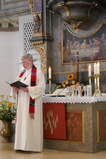 Diakon Dünisch setzt das Heilige Abendmahl ein